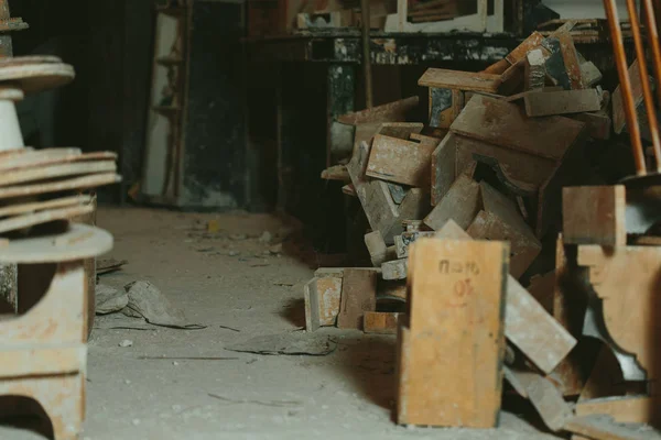石膏型の生産のための工場。夜の雑然とした埃っぽい古い倉庫 — ストック写真