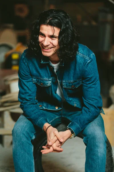 bir kot ceket uzun saçlı esmer yakışıklı adam