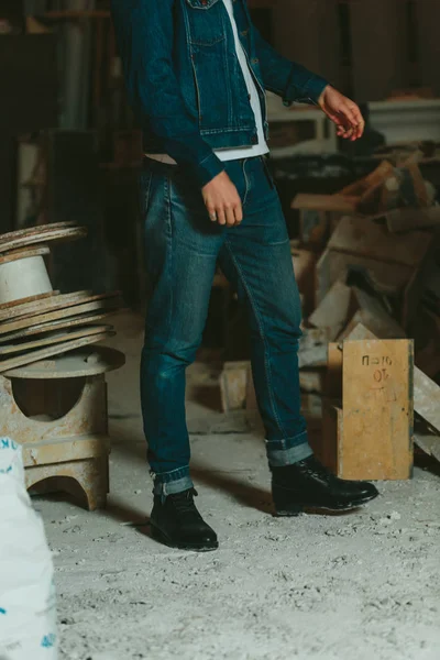 Черная кожа мужская обувь стильные и классические джинсы — стоковое фото