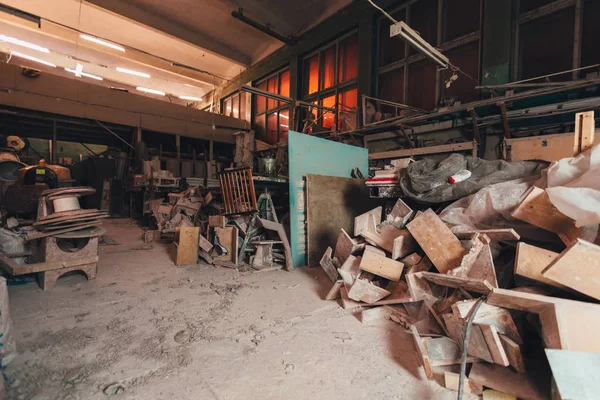 Fabbrica per la produzione di stampi in gesso. ingombrante vecchio magazzino polveroso di notte — Foto Stock