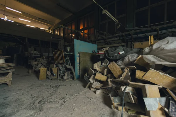 Fabryki do produkcji form gipsowych. zaśmiecone zakurzony stary magazyn w nocy — Zdjęcie stockowe