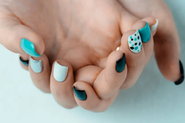 Vrouwelijke trendy manicure — Stockfoto
