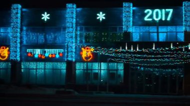 Bina cephesinde Noel aydınlatma