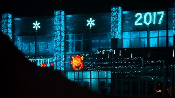 Рождественская подсветка на фасаде здания — стоковое видео