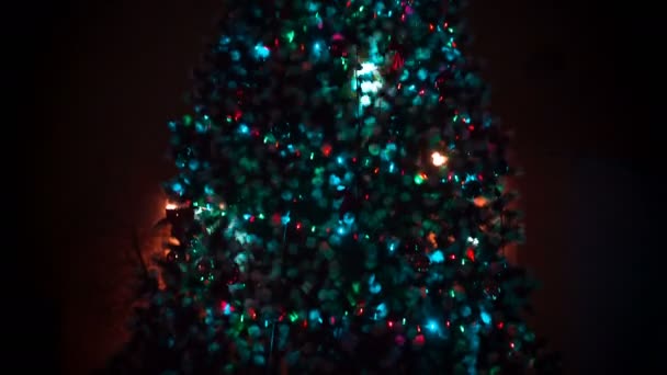 Árbol de Navidad por la noche — Vídeos de Stock