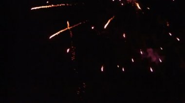 gece gökyüzünde güçlü havai fişek
