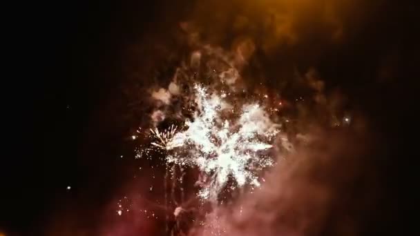 Mächtiges Feuerwerk am Nachthimmel — Stockvideo