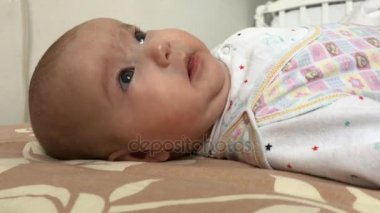 küçük bebek yatakta yatan