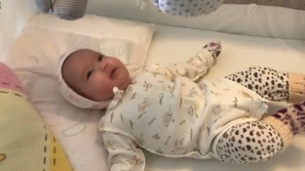 Bayi kecil berbaring di tempat tidur dan tersenyum close-up — Stok Video