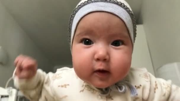 小さな赤ちゃんを持ち上げる彼の頭と彼の周りの世界を調べること — ストック動画