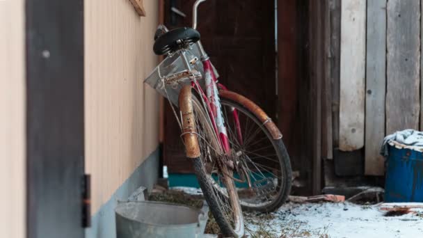 Bicicleta de pie fuera de la casa bajo la nieve — Vídeos de Stock