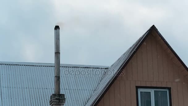 Humo de la chimenea de la casa en invierno — Vídeos de Stock