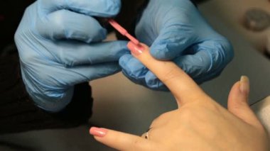 pembe oje çivi üzerine uygulama