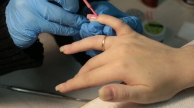 kadın manikür. pembe oje çivi üzerine uygulama