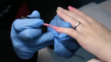 pembe oje çivi üzerine uygulama