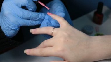 kadın manikür. pembe oje çivi üzerine uygulama