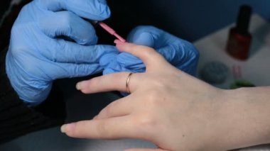 pembe oje çivi üzerine uygulama