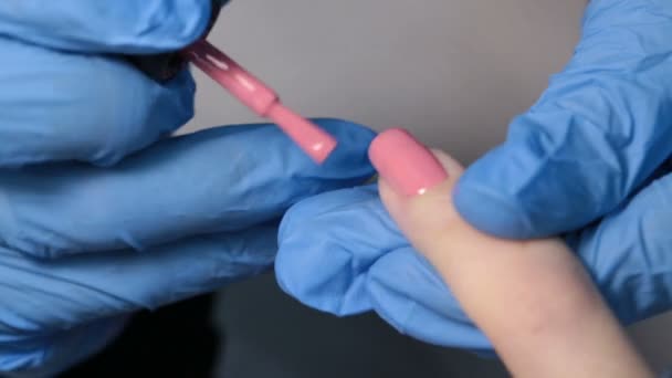 Womens manicure. roze nagellak toe te passen op de nagel — Stockvideo