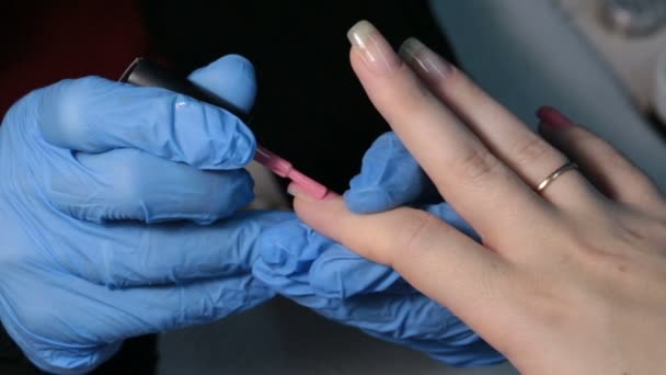 在钉子上，应用粉红色指甲油 — 图库视频影像