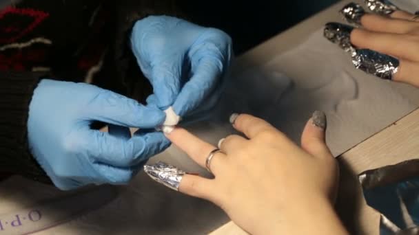 Manicure de mulheres. procedimento para remover o verniz velho da unha — Vídeo de Stock