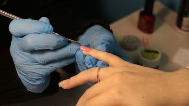 Manicure de mulheres. aplicação de esmalte rosa na unha — Vídeo de Stock