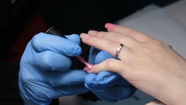 Manicura de mujer. aplicar esmalte de uñas rosa en la uña — Vídeos de Stock