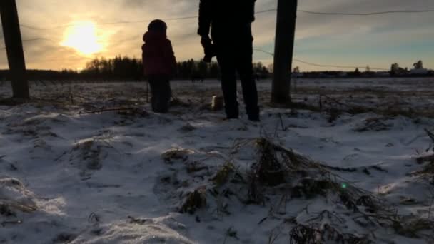 Padre e hija al atardecer en invierno en cámara lenta — Vídeo de stock