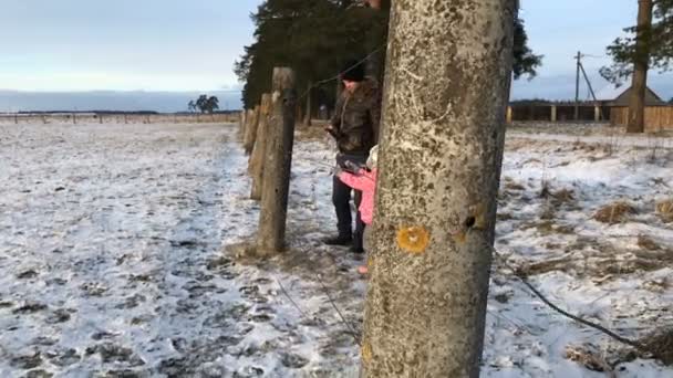 Padre e hija al atardecer en invierno en cámara lenta — Vídeo de stock