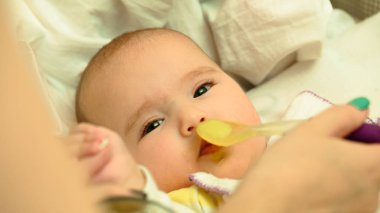 Anne küçük çocuk bebek püresi kaşıkla besleme