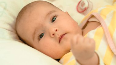 Küçük bebek onun yatak yakın çekim portre yalan