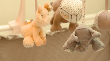 Oyuncak beşik içinde asılı çocuk hareketlilik