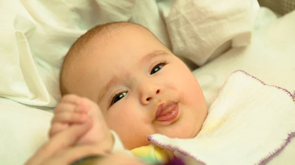 Mãe alimenta seu pequeno filho purê de bebê com colher — Fotografia de Stock