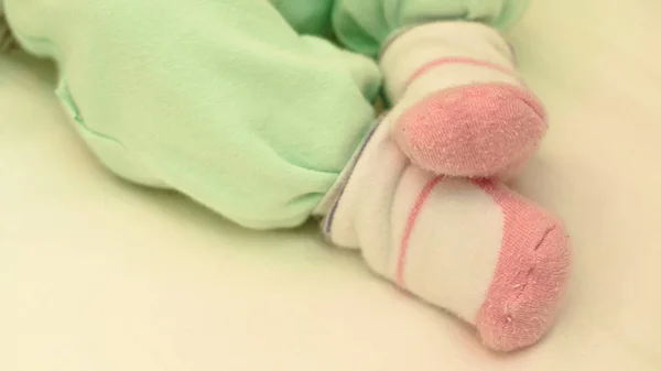 Pés calças de bebê e meias — Fotografia de Stock
