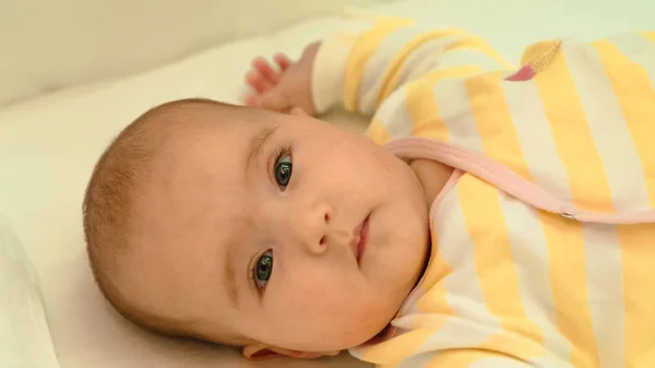 Pequeno bebê deitado em sua cama close-up retrato — Fotografia de Stock