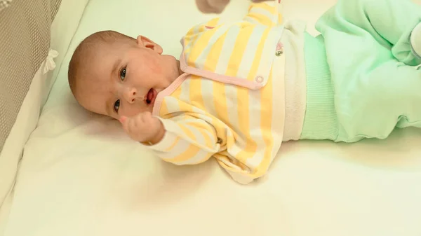 Pequeño bebé está descansando en su cuna —  Fotos de Stock