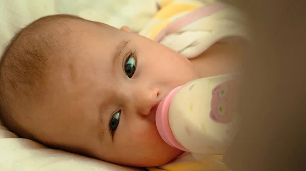 Bebê recém-nascido bebendo leite de uma mamadeira — Fotografia de Stock