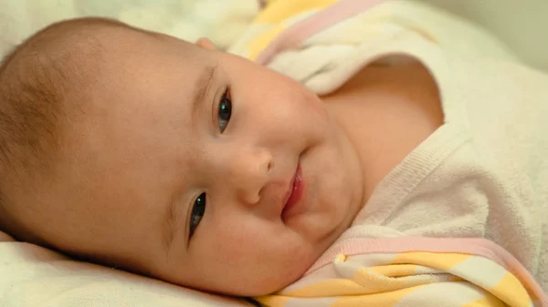 Pequeno bebê deitado em sua cama close-up retrato — Fotografia de Stock