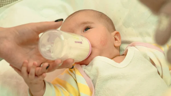 Little newborn baby drinking milk from a bottle — Stock Photo, Image