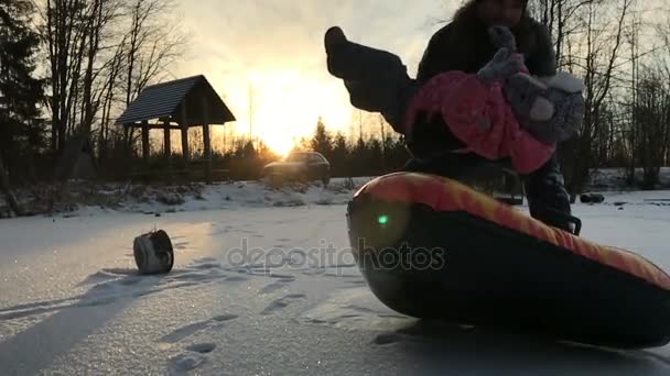 Père faisant des tours acrobatiques avec sa fille — Video