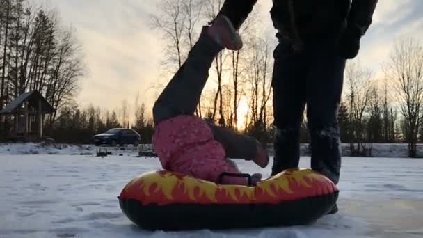 Батько робить акробатичні трюки зі своєю дочкою — стокове відео