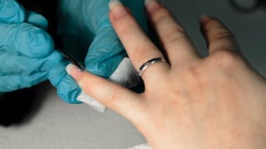 tırnak salonu. Manikürcü kaldırmak eski tırnak cilası bir müşteri ile