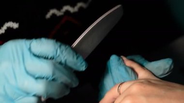 tırnak salonu. Manikürcü kaldırmak eski tırnak cilası bir müşteri ile