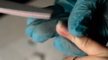 tırnak salonu. Manikürcü kaldırmak eski tırnak cilası bir müşteri ile