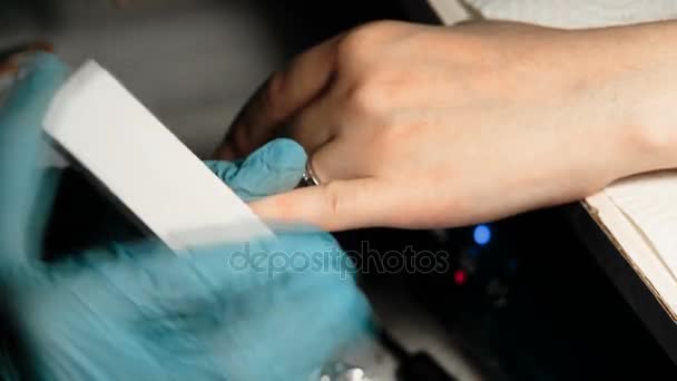 Nehtové studio. Manikérka odstranit starý lak na nehty s klientem — Stock video