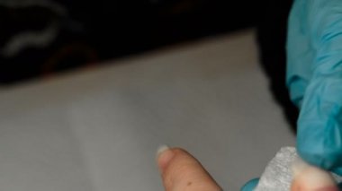 güçlendiren bir kompozisyon üzerinde çivi uygulamak