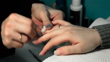 güçlendiren bir kompozisyon üzerinde çivi uygulamak