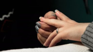 güçlendiren bir kompozisyon üzerinde çivi uygulamak