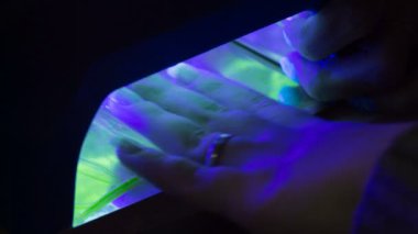 Uv lamba yakın çekim tırnaklarında