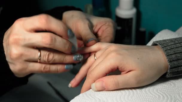 Применение армирующего состава на ногтях — стоковое видео