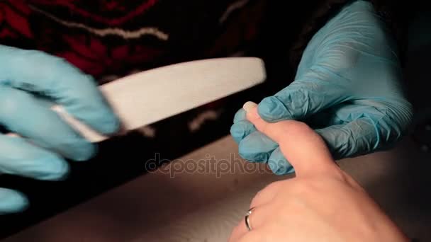Salón de uñas. Manicura quitar esmalte de uñas viejo con un cliente — Vídeos de Stock